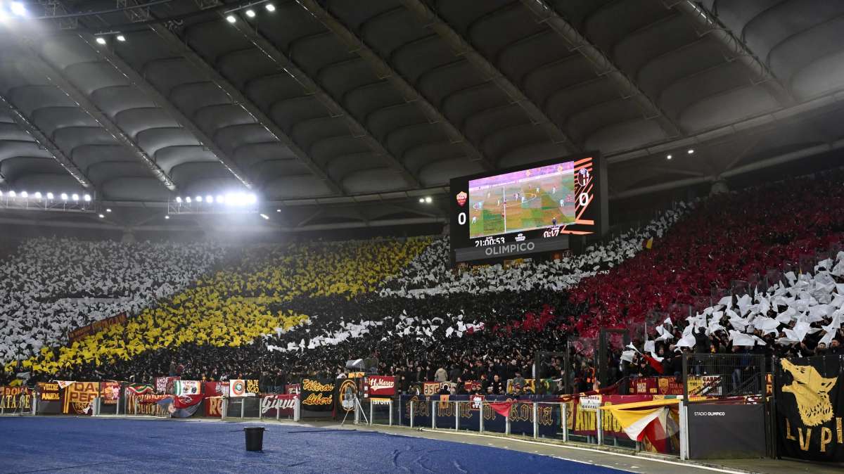 Roma, la coreografia della Sud come il logo dell’Agip: gli sfottò social - FOTO