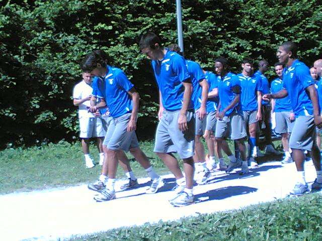 SPECIALE AURONZO - Guarda le foto -  Settimo giorno, mattina: 6 km di corsa nel sentiero. Ancora a parte Makinwa, Dabo e Matuzalem
