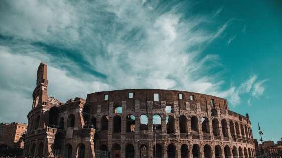 Roma | Turista tenta di scavalcare la recinzione del Colosseo e resta infilzato