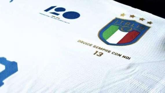 L'Italia rende omaggio ad Astori, svelata la maglia celebrativa per la gara con l'Argentina - VIDEO