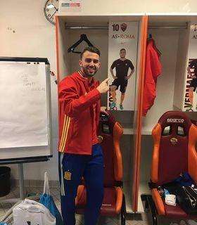 Roma: Borja Mayoral in posa con Totti, ma sullo sfondo spunta Lulic - FOTO