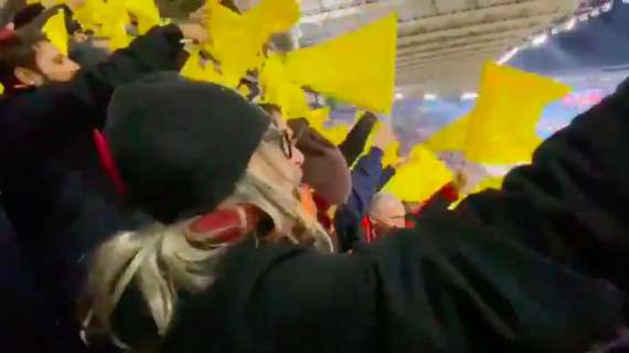 Roma - Lazio, De Rossi in Curva Sud canta "alla mamma del laziale..." - VIDEO