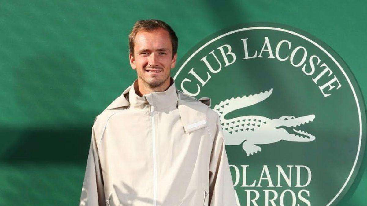 Roland Garros, Medvedev perde la testa: litiga con la moglie durante il match