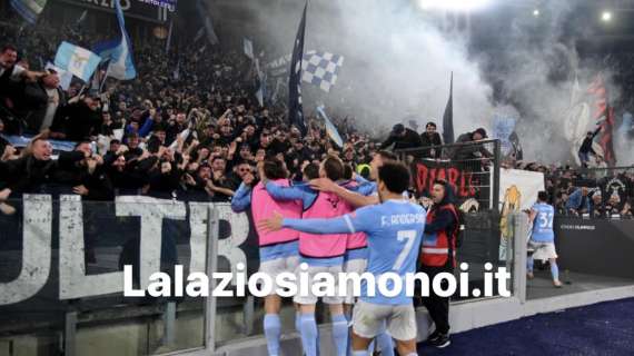 Lazio-Roma, lo sfottò continua nelle scuole: lo striscione del liceo romano - FOTO