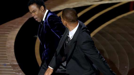 Will Smith, clamoroso agli Oscar: schiaffo a Chris Rock per difendere la moglie - VIDEO