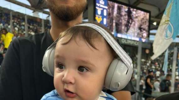 Lazio, il battesimo biancoceleste del piccolo Tommaso: la sua prima volta all'Olimpico - FOTO