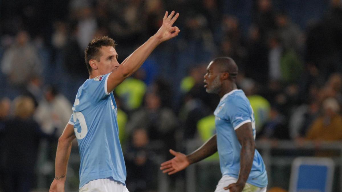Lazio, quattordici anni fa il derby di Klose: il ricordo della società - VIDEO
