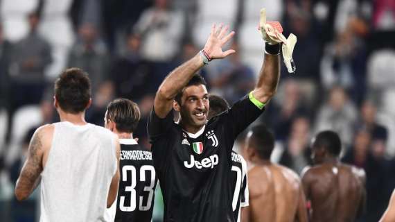 Juventus - Lazio, Buffon e il legame con i tifosi biancocelesti: maglia regalata al termine della gara - VIDEO