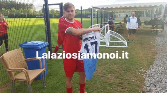 La Lazio regala la maglia bandiera di Immobile al Victoria Clarholz: Dreichel la sfoggia onorato - FOTO