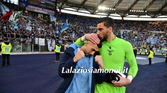 Lazio, Strakosha esulta con la squadra e poi coccola Zaccagni - FOTO