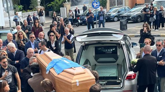 Funerali Focolari, il feretro lascia la Chiesa: sopra una maglia della Lazio - FOTO