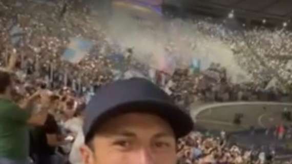 Lazio, contro l'Atletico c'era un tifoso in più: Radu si gode lo spettacolo della Nord - FOTO