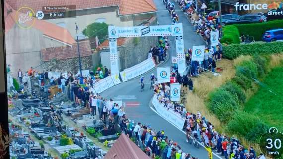 Tour de France shock, tifosi in piedi sulle lapidi per vedere i ciclisti