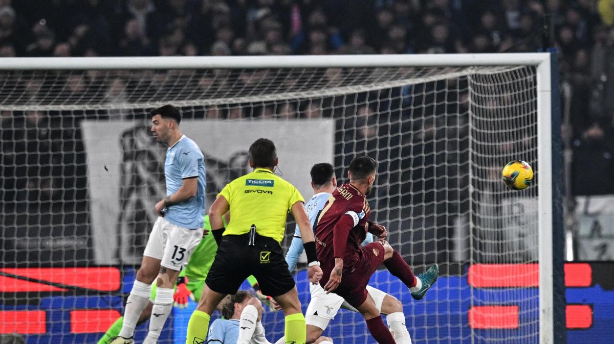 Derby, senza i tifosi della Lazio la Roma può vendere biglietti per i settori 'cuscinetto'