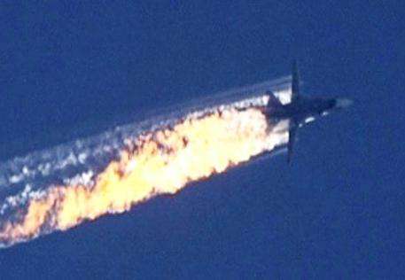 Turchia abbatte caccia russo, giallo sui due piloti. Mosca: distrutto anche un nostro elicottero di soccorso