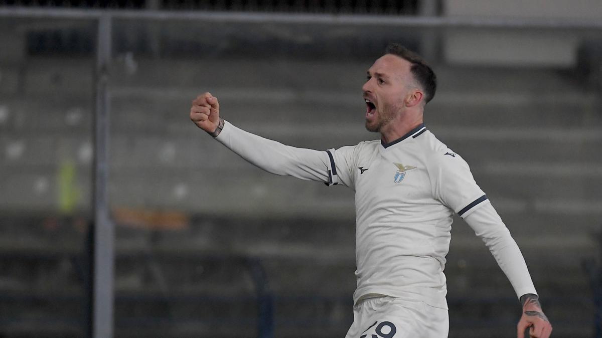 PAGELLE Verona-Lazio: Gila-Romagnoli chiudono, Lazzari decisivo. Esordio Taylor