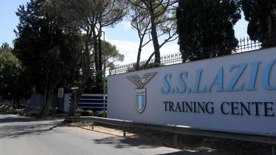 Lazio, i tifosi ancora contro Lotito: uno striscione sorvola Formello - VIDEO