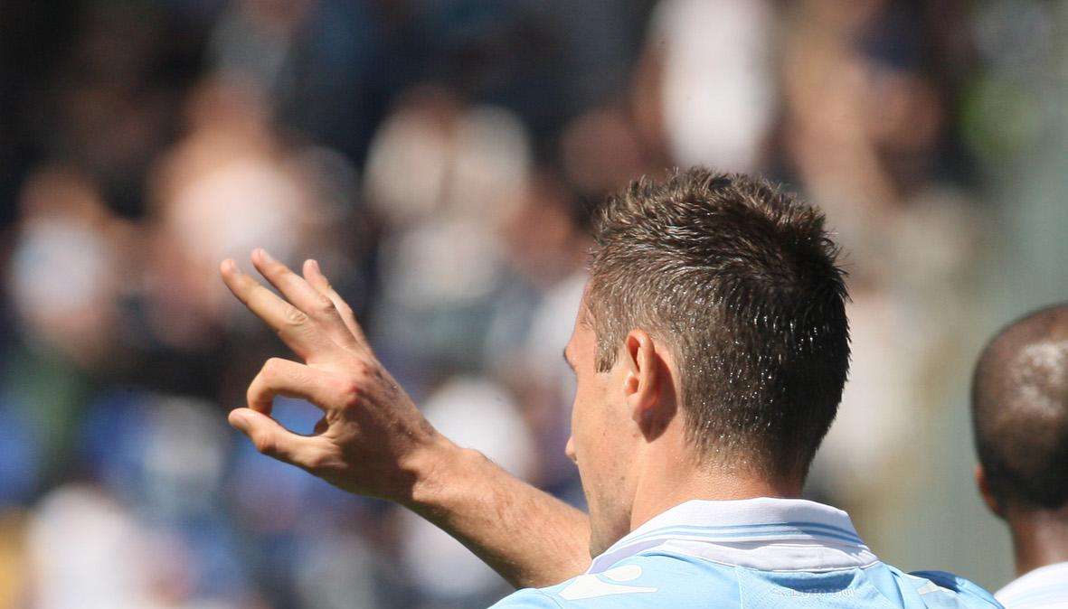 I bookmakers quotano i marcatori del derby: Osvaldo favorito, Klose e Totti alla pari