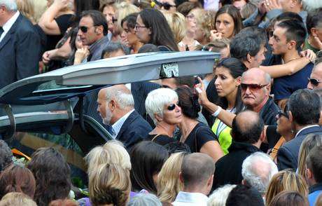 Il cordoglio della Lazio, presente ai funerali dei 3 ragazzi: "Domenica giocheremo col lutto al braccio"