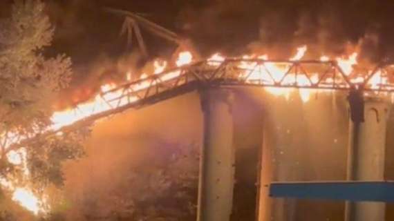 Roma, incendio al Gazometro: crolla il ponte di ferro - VIDEO
