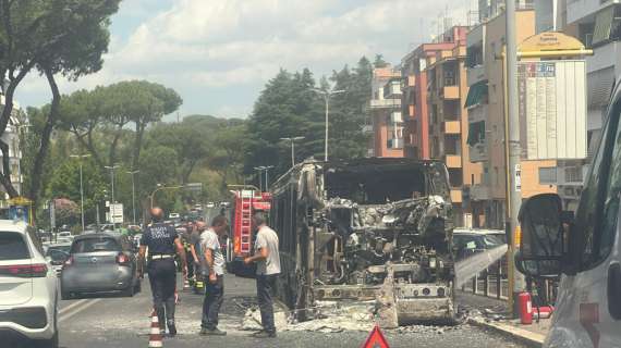 Roma | Autobus Atac distrutto dalle fiamme: fumo nero ed esplosioni al Fleming
