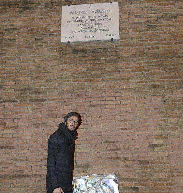 Paparelli, il ricordo della Roma: Balzaretti depone un mazzo di fiori sotto la targa dedicata a Vincenzo
