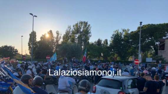 Lazio, i tifosi in motorino scortano il pullman all'Olimpico - FOTO&VIDEO