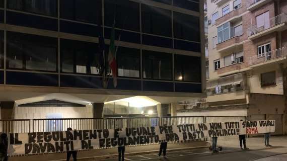 Roma, striscione dei tifosi davanti alla FIGC: “Ora basta, pagliacci” - FOTO