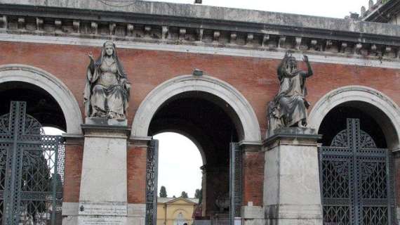 Roma, rubava le foto di donne morte nei cimiteri: indagato per ricettazione