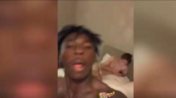 Italia U-21, Kean con una donna in stanza? Lui assicura: "Sembra, ma è Zaniolo" - VIDEO