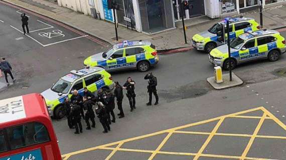 Terrorismo, armato di coltello ferisce i passanti a Londra