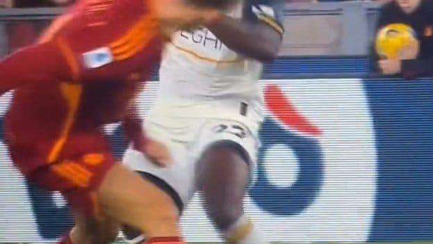 Roma - Lecce, Llorente stende Banda: niente rigore, ma il video non lascia dubbi