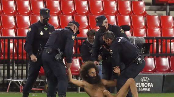 Europa League, uomo nudo in campo durante Granada - Manchester United