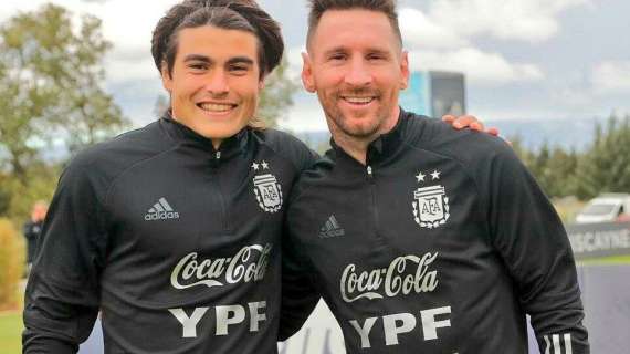Luka Romero in tribuna nel 3-0 dell'Argentina al Venezuela