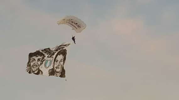 Di Padre in Figlio, la Lazio paracadutismo atterra con la bandiera di Sandri e Paparelli - FT&VD