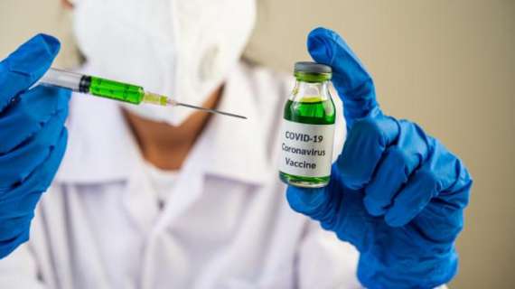 Covid / Vaccino Pfizer-BioNTech: l'Europa ne ordina 300 milioni di dosi. Volano le Borse: boom petrolio e turismo