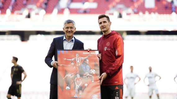 Il Bayern Monaco saluta Klose: l'omaggio prima della sfida con l'Augsburg - FOTO&VIDEO