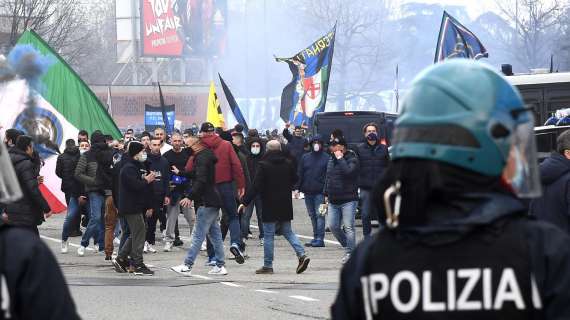 Sturm Graz - Feyenoord, scontri con la Polizia e incendi: gli olandesi seminano il panico