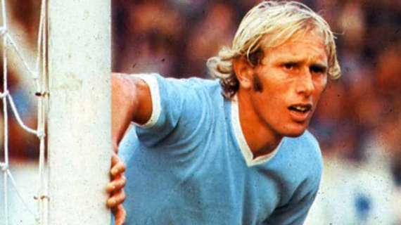 Lazio, oggi Re Cecconi avrebbe compiuto 70 anni: l'angelo biondo che sventola allo stadio