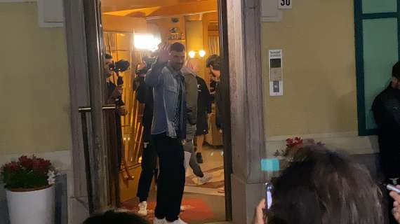 Lazio | l'arrivo di Romagnoli ad Auronzo, il saluto ai tifosi: "Ci vediamo domani!" - FOTO&VIDEO