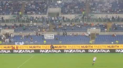 Calciomercato Lazio, lo stendardo dei tifosi biancocelesti per Hoedt: "Resta a Roma" - FOTO