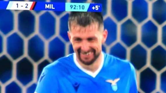 Lazio - Milan, il sorriso di Acerbi e la furia dei tifosi: "Vattene via!"