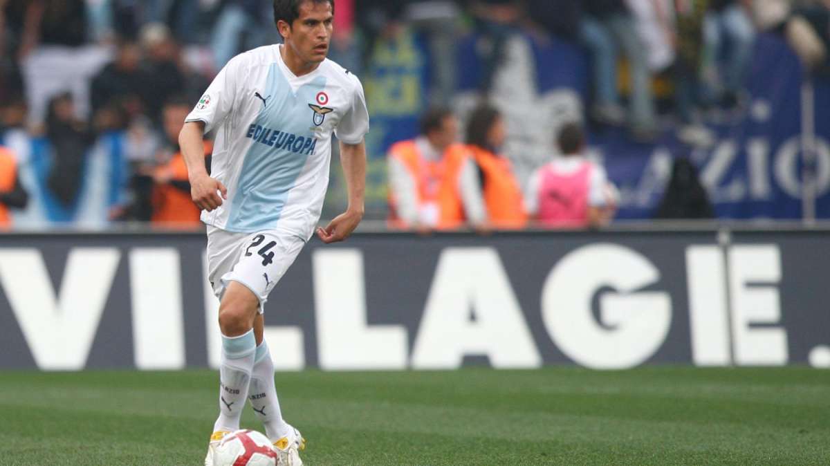 La Lazio replica a Ledesma: "Abbiamo atteso per una settimana la disponibilità all'incontro, ma non c'è stata risposta...Il giocatore è convocato per lunedi..." 