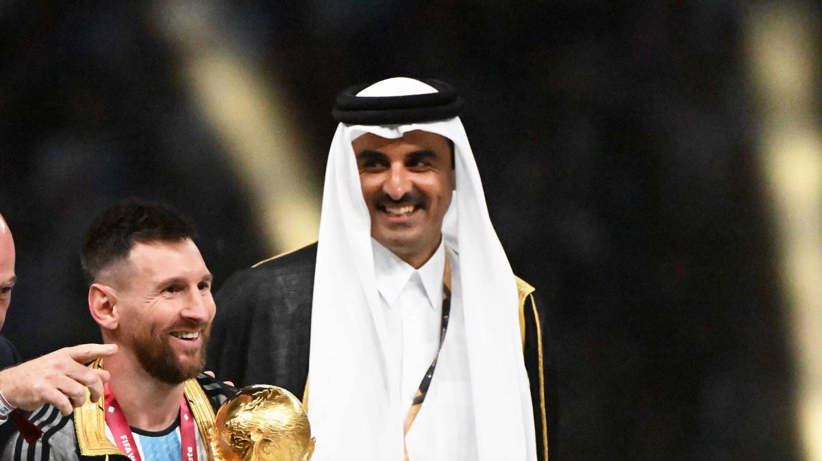 Lazio | "Al Thani presidente": striscione sotto l'hotel dell'emiro a Roma - FT