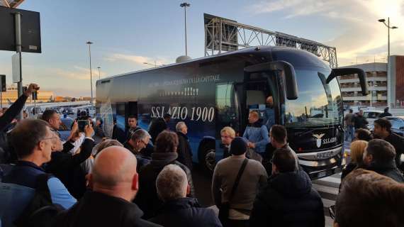 La Lazio vola a Palermo: l'abbraccio a Fiumicino dei tifosi biancocelesti - FOTO&VIDEO