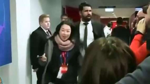 Coronavirus, Diego Costa scherzo di cattivo gusto: colpi di tosse addosso ai giornalisti - VIDEO