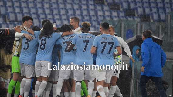 Lazio - Nizza, diluvio all'Olimpico: ecco il tenero gesto di due biancocelesti