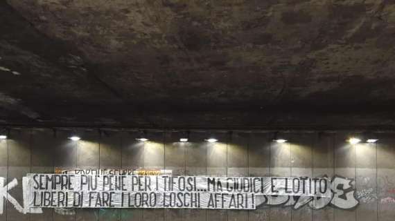 Lazio, i tifosi alzano la voce: striscioni contro le istituzioni - FOTO