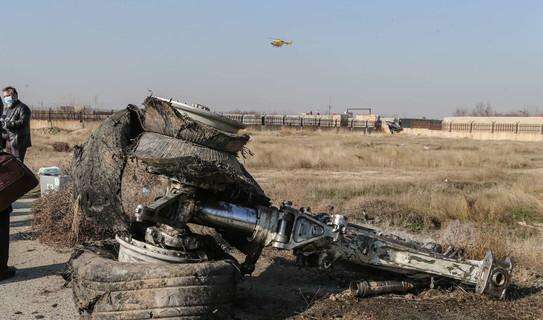 Aereo precipitato in Iran, l'Ucraina: "Non escludiamo sia stato un missile"