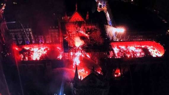 Parigi, incendio alla cattedrale di Notre Dame. L'ottimismo dei pompieri: "La struttura è salva" - FT